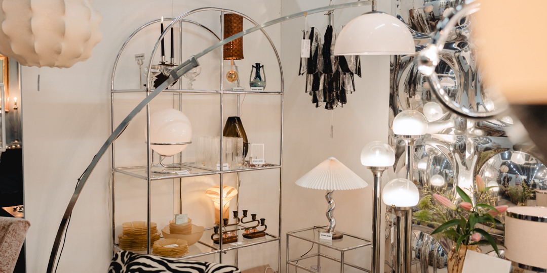 Antiken-33-1.jpg Ett rum fyllt med massor av möbler och speglar.