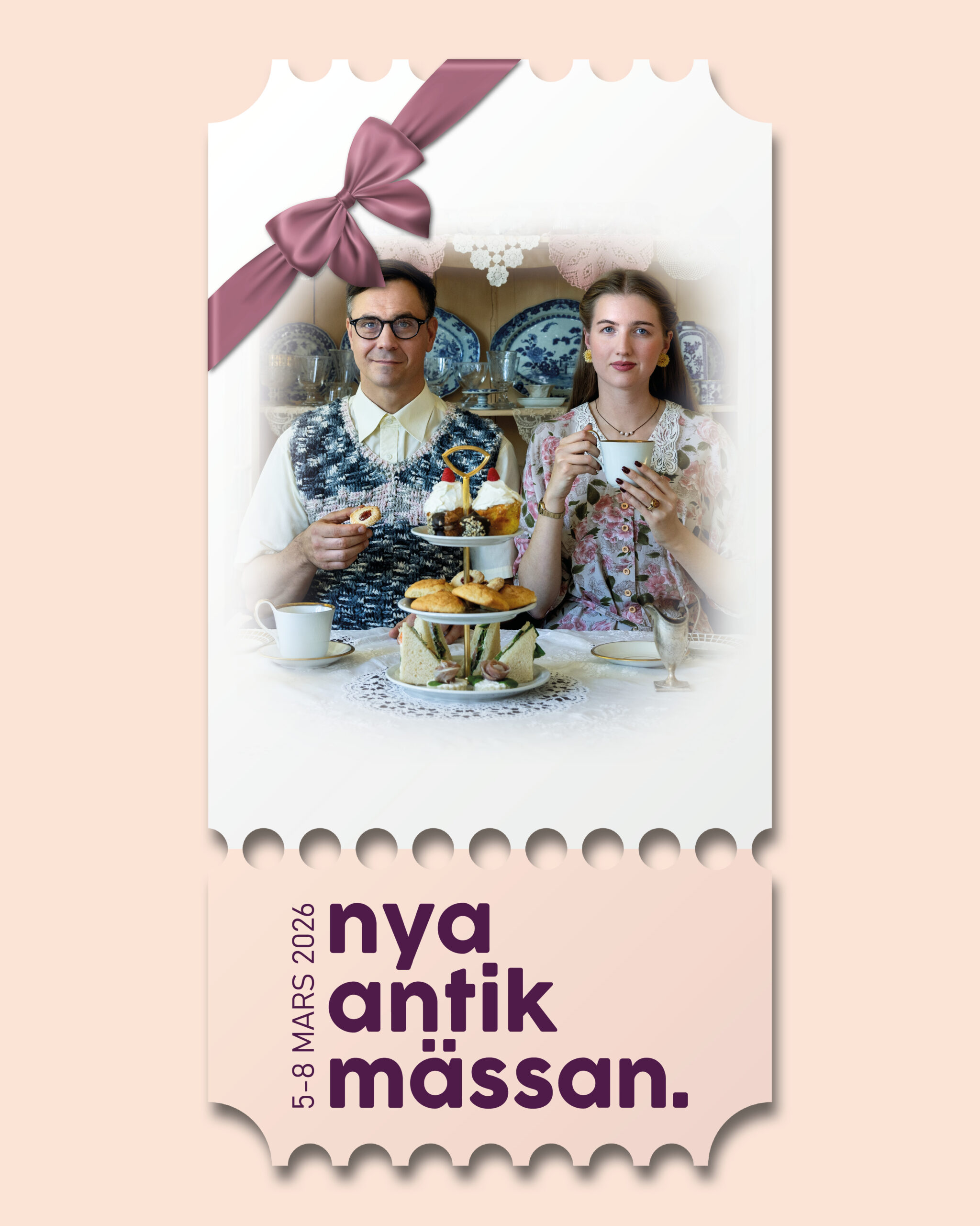 NyaAntikmassan_Julkampanj_SOME Mörkgrön sammetssoffa mot olivgrön vägg, med träbord bredvid som håller en glasvas med grenar och två koppar; rund jutematta i förgrunden.