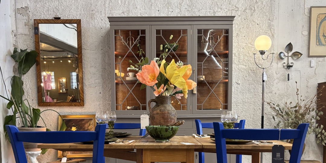 A little Paint: butiksyta med handmålade vintagemöbler. Blåa trästolar vid utfällbart träbord.